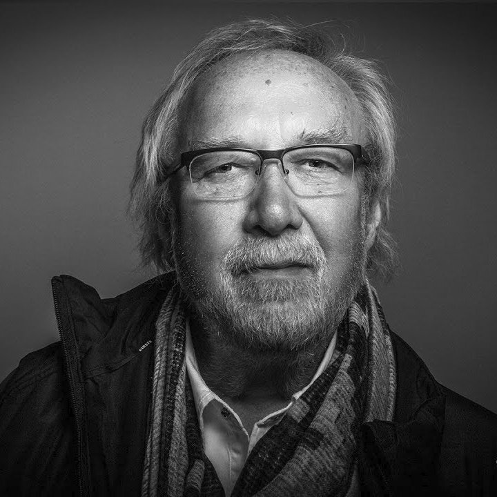 takoyangi's tweet photo. Das tut weh. 🤧 Jürgen Kluckert: Stimme von Mr. Crabs, Benjamin Blümchen, Morgan Freeman und unzähligen weiteren Videospiel-, Serien- und Film-Charakteren. Danke für Alles - RIP. 🤍 https://t.co/F1nQSxl9JN