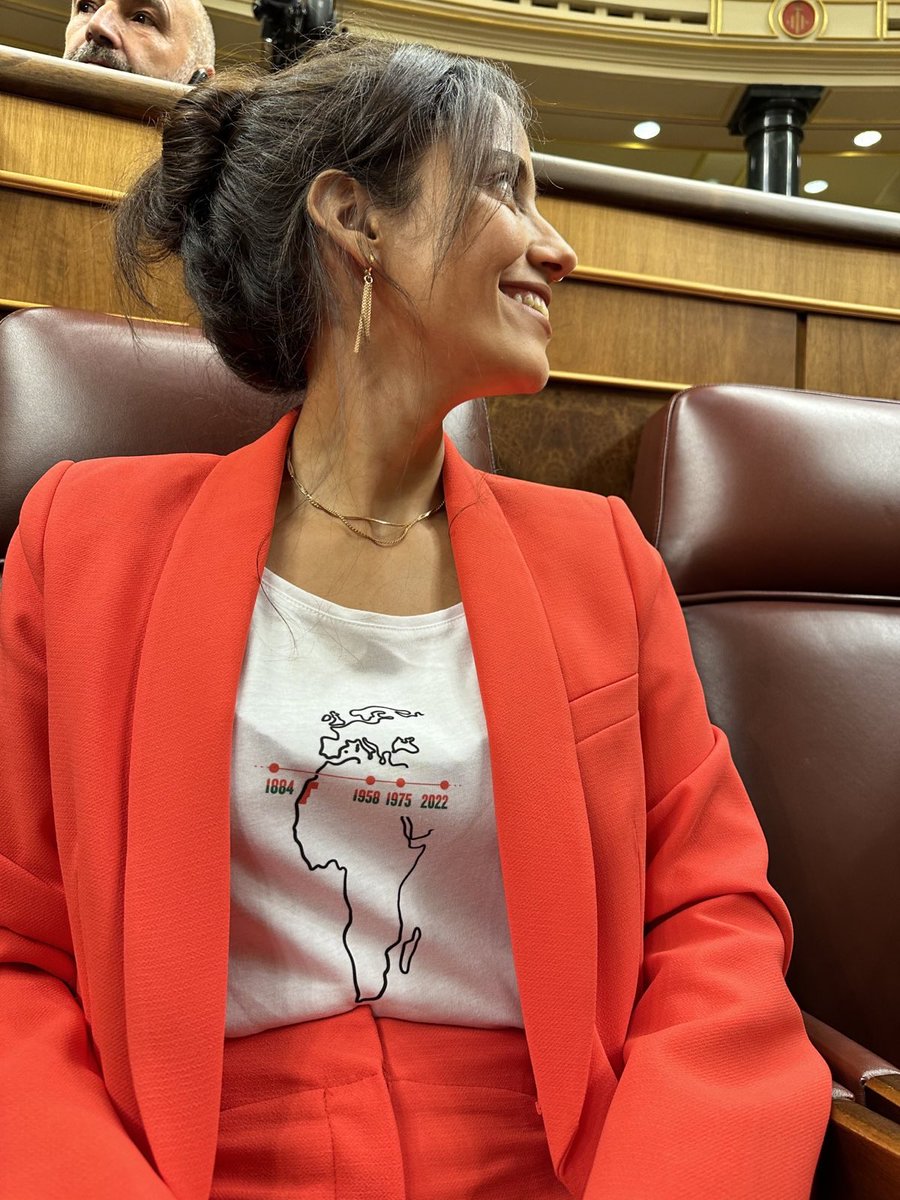 saharawistoday's tweet photo. Colonización y traiciones de España al pueblo saharaui.

1️⃣8️⃣8️⃣4️⃣: Se trocea la África colonizada en los Acuerdos de Berlín. España se establece, oficialmente, en territorio saharaui y lo enmarca en sus fronteras iniciales.

1️⃣9️⃣5️⃣8️⃣: El Sahara Occidental pasa a considerarse una provincia más del estado español. Los saharauis reciben un DNI con la marca SAHARA.

1️⃣9️⃣7️⃣5️⃣: Acuerdos tripartitos de Madrid. España abandona el territorio saharaui sin haber realizado el referéndum de autodeterminación que pondría punto final a la colonización del territorio. Lo ocupan Marruecos y Mauritania.

2️⃣0️⃣2️⃣2️⃣: El Gobierno de Pedro Sánchez reconoce la propuesta de autonomía marroquí como la base “más seria, realista y creíble”, reconociendo, de manera tácita, la soberanía marroquí del territorio.