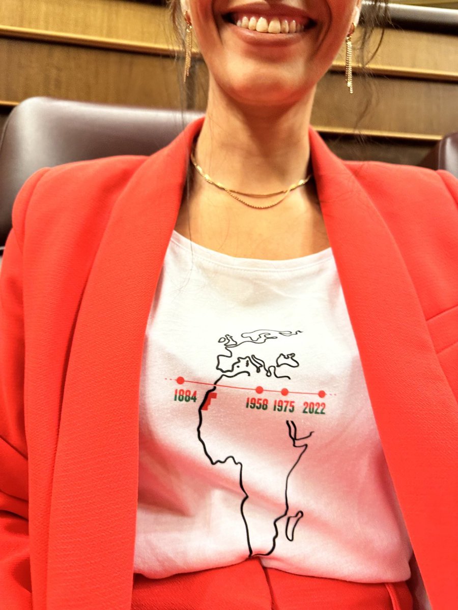 saharawistoday's tweet photo. Colonización y traiciones de España al pueblo saharaui.

1️⃣8️⃣8️⃣4️⃣: Se trocea la África colonizada en los Acuerdos de Berlín. España se establece, oficialmente, en territorio saharaui y lo enmarca en sus fronteras iniciales.

1️⃣9️⃣5️⃣8️⃣: El Sahara Occidental pasa a considerarse una provincia más del estado español. Los saharauis reciben un DNI con la marca SAHARA.

1️⃣9️⃣7️⃣5️⃣: Acuerdos tripartitos de Madrid. España abandona el territorio saharaui sin haber realizado el referéndum de autodeterminación que pondría punto final a la colonización del territorio. Lo ocupan Marruecos y Mauritania.

2️⃣0️⃣2️⃣2️⃣: El Gobierno de Pedro Sánchez reconoce la propuesta de autonomía marroquí como la base “más seria, realista y creíble”, reconociendo, de manera tácita, la soberanía marroquí del territorio.