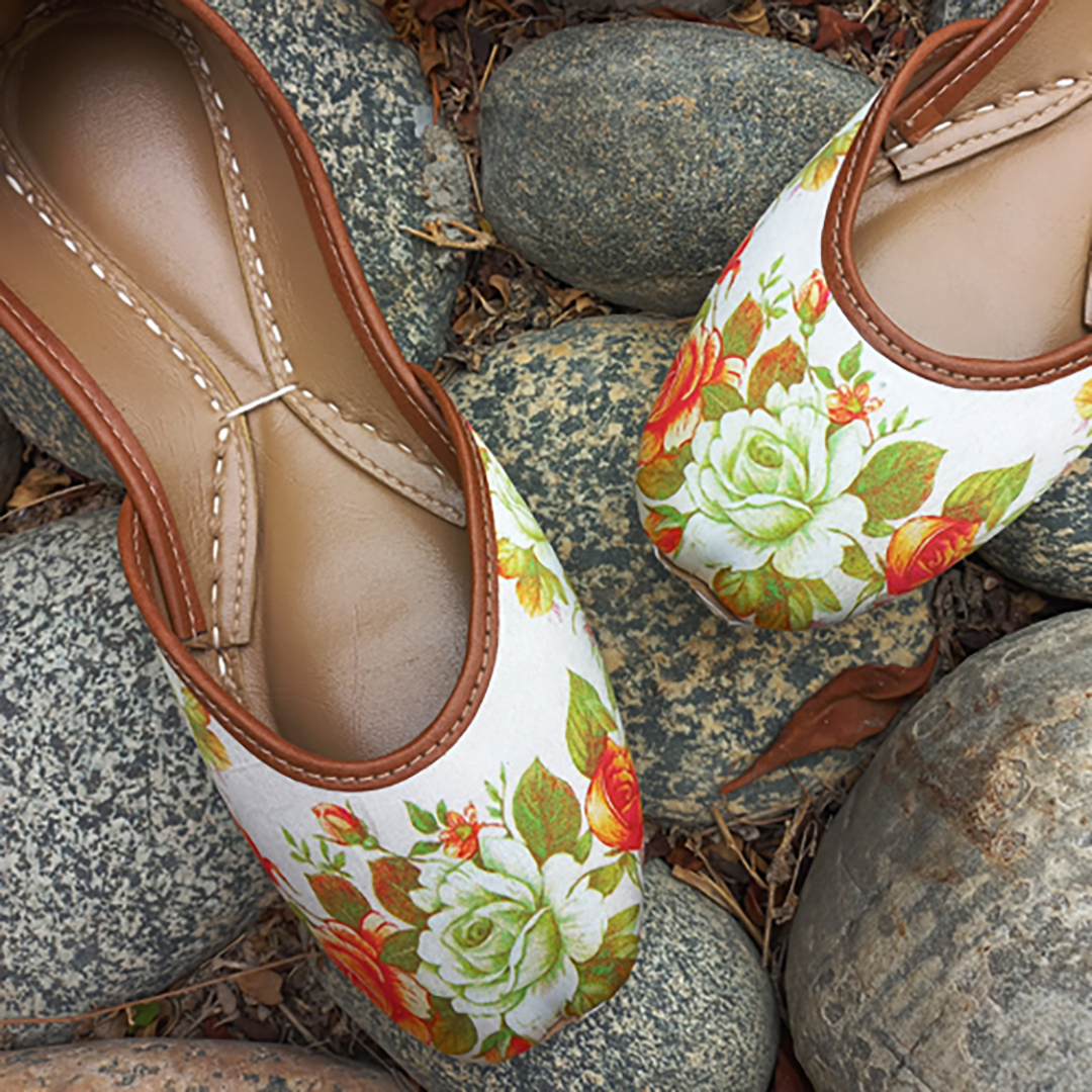 duraprints's tweet image. #DigitalTextile printed Khussas by @‌snf.products

The perfect pair of khussas digitally printed on a white #Satin, to pair with your ethnic outfits to bring that extra pop of color!

#Khussa 🩰✂️🧵

snfproducts.pk/product-catego…