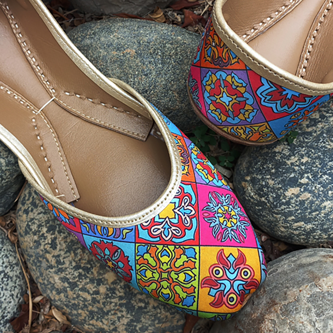 duraprints's tweet image. #DigitalTextile printed Khussas by @‌snf.products

The perfect pair of khussas digitally printed on a white #Satin, to pair with your ethnic outfits to bring that extra pop of color!

#Khussa 🩰✂️🧵

snfproducts.pk/product-catego…