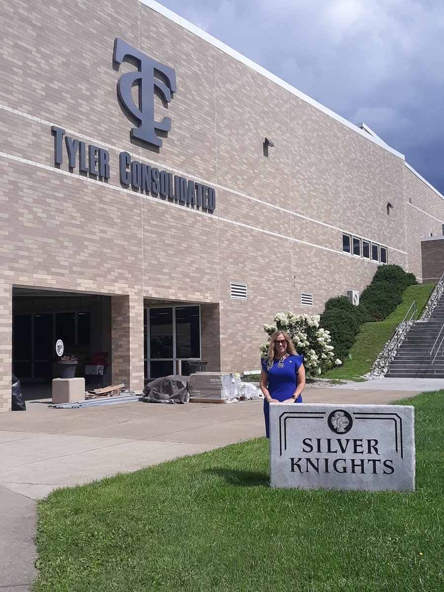 HudgensMolly's tweet image. Loved sharing our @CMOH_Society @CitizenHonors @MedalofHonorCDP @MohMuseum @TheFirstMedals @dbc_inc @SafeSchoolsOrg #savingsycamore story w/ @TylerCoSchools in West Virginia! ⚔ They were such a blessing!💙🖤🤍  #gobesomekidshero 🏰 #mohstrong #Psalm91 #safeandsound #dbcincbooks