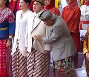 convomfs's tweet photo. PAKK BAS NGAPAIN HEY😭😭😭 lucu banget ngecek baju pak erik😭 🤍 https://t.co/GmDQYZyPAa