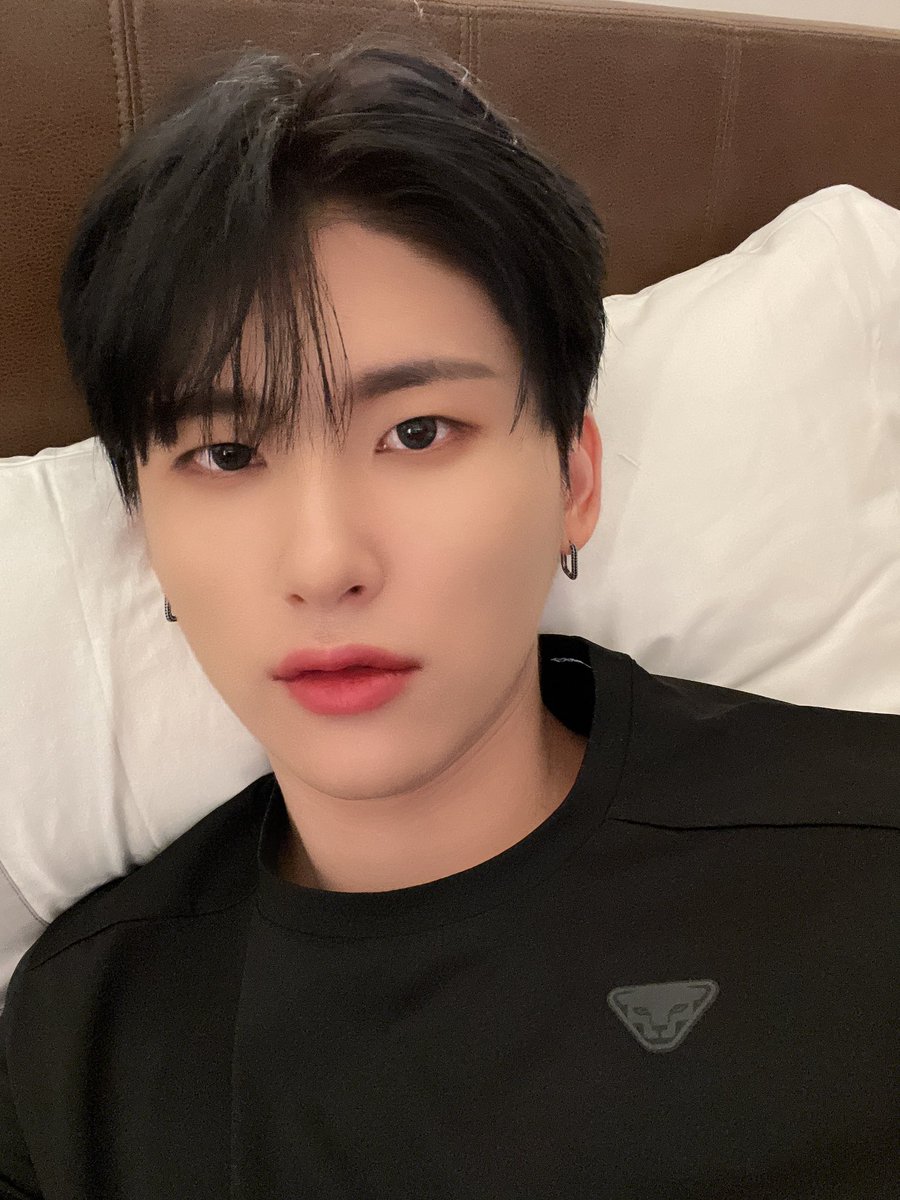 CRAVITY_twt's tweet photo. 난 먼저 자러갈게 오늘도 화이팅 사랑행 
#우빈 https://t.co/d0qvM9i8bh