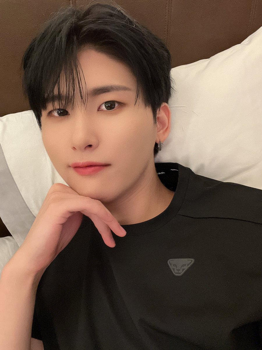 난 먼저 자러갈게 오늘도 화이팅 사랑행 
#우빈