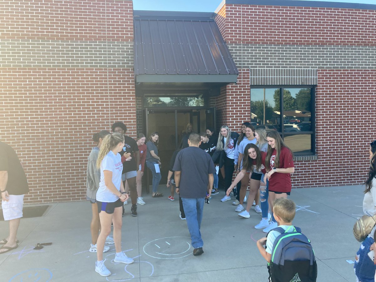 JhauserJohn's tweet photo. @HastingsBroncos Thanks you HC women’s soccer and @HCBroncoWBB for hanging out with us at Hawthorne!  You helped make our first day awesome! https://t.co/BDQEoQiwEx