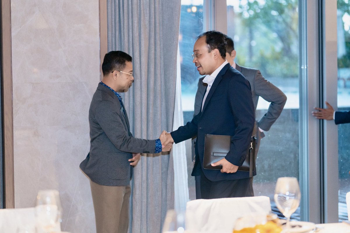 kolpreap's tweet photo. Meeting with businessmen to hear about challenges and to share with them many opportunities coming their ways. Commit to work to overcome challenges, create hopes and inspirations towards national prosperities. https://t.co/AAVKJQHBzn