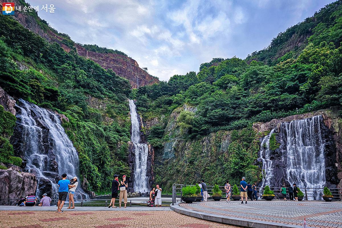 [서울명소] 동양에서 가장 큰 규모의 인공폭포인 '용마폭포공원'과 수변카페로 이름난 홍제천을 지나 만나게 되는 '홍제폭포공원'을 다녀왔습니다! ( ^ 0^)/ ⇒ han.gl/uCyuQz
