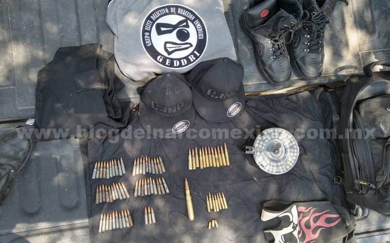 blogdelnarcomex's tweet photo. En redes sociales se ha comenzado a hablar sobre uno de los grafitis que aparece en el video de los cinco jóvenes levantados en Lagos de Moreno, Jalisco, aunque mal hecho, mencionan que este grafiti hace alusión a uno de los brazos armados del Cártel Jalisco Nueva Generación (CJNG) llamado Grupo Élite Delictivo de Reacción Inmediata (GEDDRI).

En un documento que expone la estructura del grupo del Mencho, los reportes militares detallaron que en la región de Los Altos de Jalisco (donde se ubica Lagos de Moreno) opera el Grupo Élite Delictivo de Reacción Inmediata (GEDDRI), uno de los principales brazos armados del CJNG.

Acorde con los documentos del Ejército, el GEDDRI estaría bajo el liderazgo de Gonzalo Mendoza Gaytán, alias “El Sapo” o “El 90″, quien se ha posicionado como una de las figuras de mayor relevancia para el cártel de las cuatro letras, pues en 2012 asumió el control de la plaza en Puerto Vallarta e incluso se le relaciona con el asesinato del exgobernador Aristóteles Sandoval, ejecutado en diciembre de 2020, incluso mencionan que tiene una violencia irracional y que es muy impulsivo.

A pesar del dominio que el cártel de Nemesio Oseguera Cervantes, alias “El Mencho”, mantiene en casi todos los municipios de Jalisco, hay otros grupos que intentan disputar el control del territorio, pues Jalisco es un punto de alta importancia estratégica para el robo de combustible y el trasiego de drogas. https://t.co/yDDrpES4ze