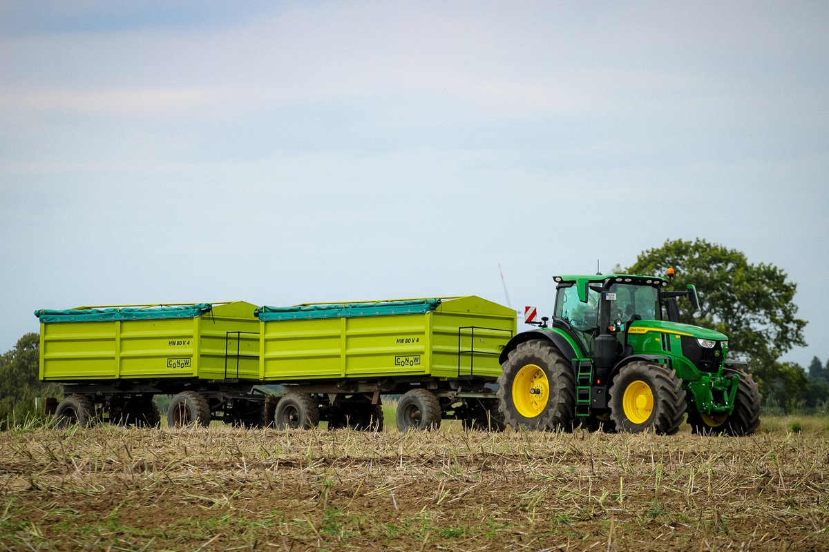 profiMagazin's tweet photo. Raps abfahren mit einem #JohnDeere 6R 250 und zwei #Conow HW 80 V 4 von Hagemeister Andre. https://t.co/bkrkaowMut