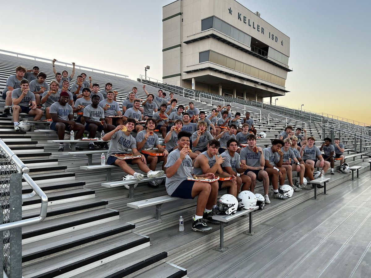 Annual “Under the Lights” varsity practice! A long practice prepping for a great season! The Parent’s Booster Club provides pizza and ice cold water at the end. @kellerindiansfb @KHSIndianNation @KISDAthletics