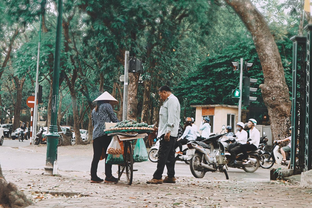 A street vendor 📸 #photo #hanoistreetlife #photograph #canon #canonphotography #bloganh