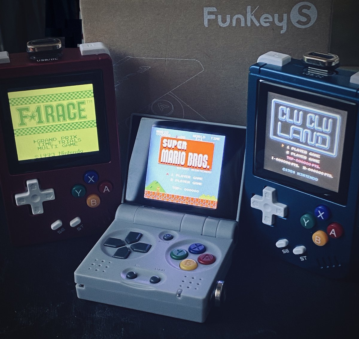 0_game_it's tweet image. #Funkey-S
SFCボタン色に換装！
あとはシールの到着待ち😊

RGnanoと比べて液晶画面が明るくて、さらに暗くもできるんですね✨
プラスチック筐体なのでメチャ軽いです😲