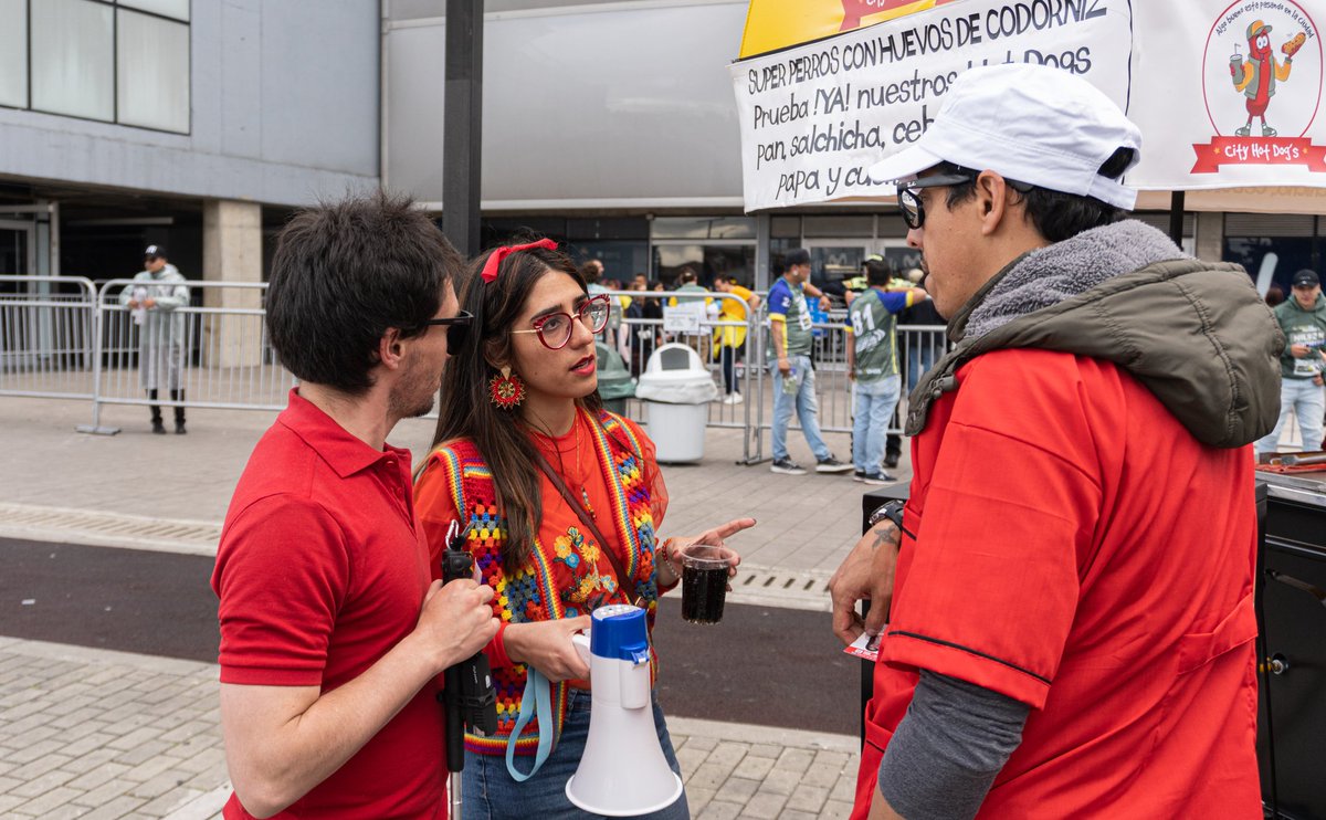 Tajacub's tweet photo. Ayer estuvimos en el #MovistarArena y mientras llegaba la #SeleccionFemenina de #Futbol, aprovechamos para difundir nuestras propuestas para el #ConcejodeBogotá
#11nl @NvLiberalismo https://t.co/fObqj25i8r