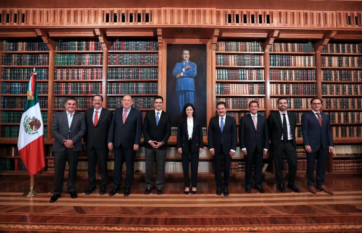 PoderCiudadTV's tweet image. ¿Qué tal esta imagen? 

Es la reunión que tuvo hoy ⁦@LuisaAlcalde⁩ la Secretaria de ⁦@SEGOB_mx⁩ con todos los coordinadores parlamentarios, incluida la chiquillada. 

Puro machirrin, y en medio la única mujer, joven y empoderada.