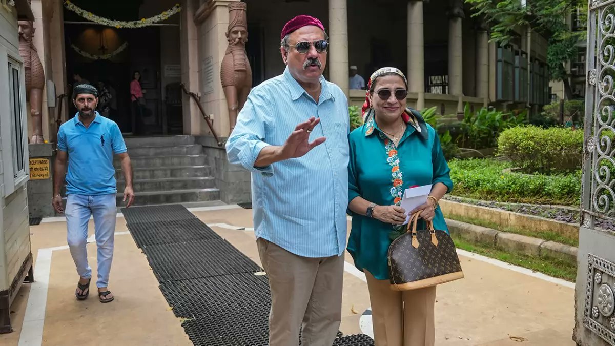 Outlookindia's tweet photo. #InPics | Several Parsis living in Mumbai were spotted offering prayers at a fire temple at a Parsi colony on the occasion of 'Navroz' which is the Parsi New Year.
#Parsis #Navroz #FireTemple #ParsiNewYear
https://t.co/IjxbL15Znc https://t.co/7T10arDOqV