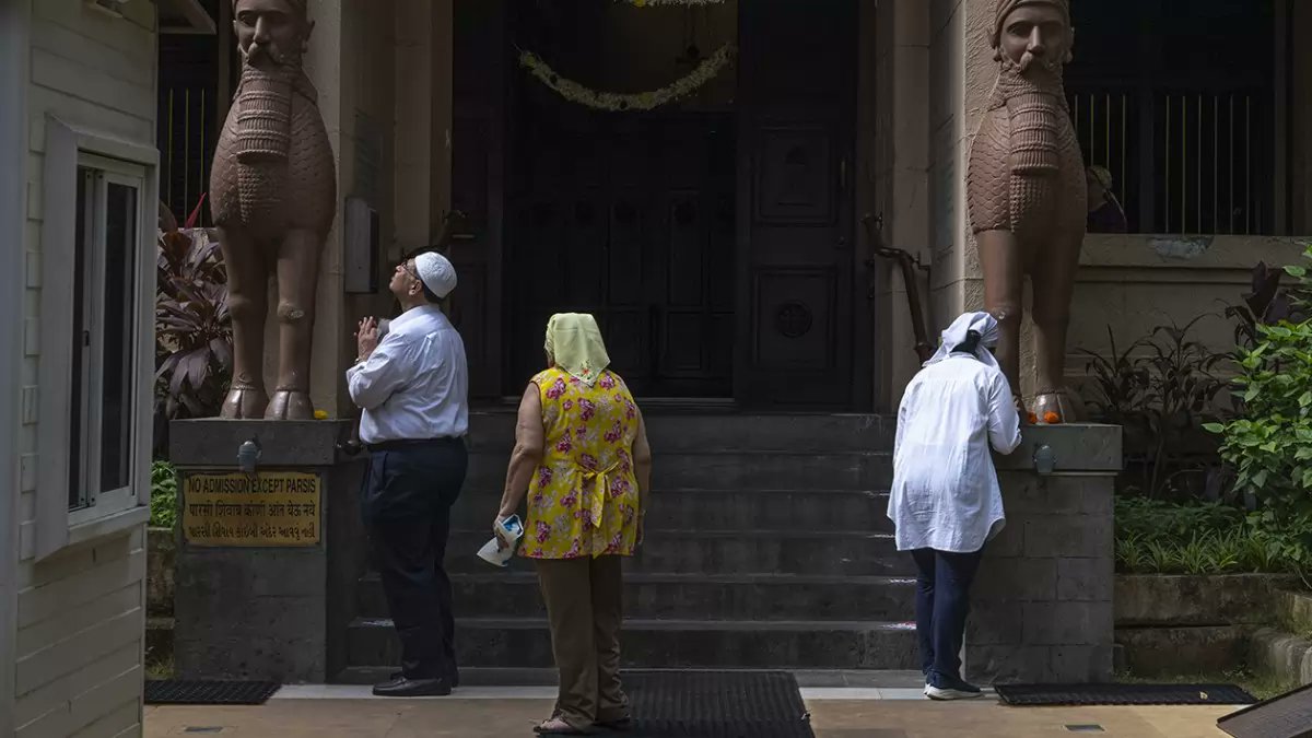 Outlookindia's tweet photo. #InPics | Several Parsis living in Mumbai were spotted offering prayers at a fire temple at a Parsi colony on the occasion of 'Navroz' which is the Parsi New Year.
#Parsis #Navroz #FireTemple #ParsiNewYear
https://t.co/IjxbL15Znc https://t.co/7T10arDOqV