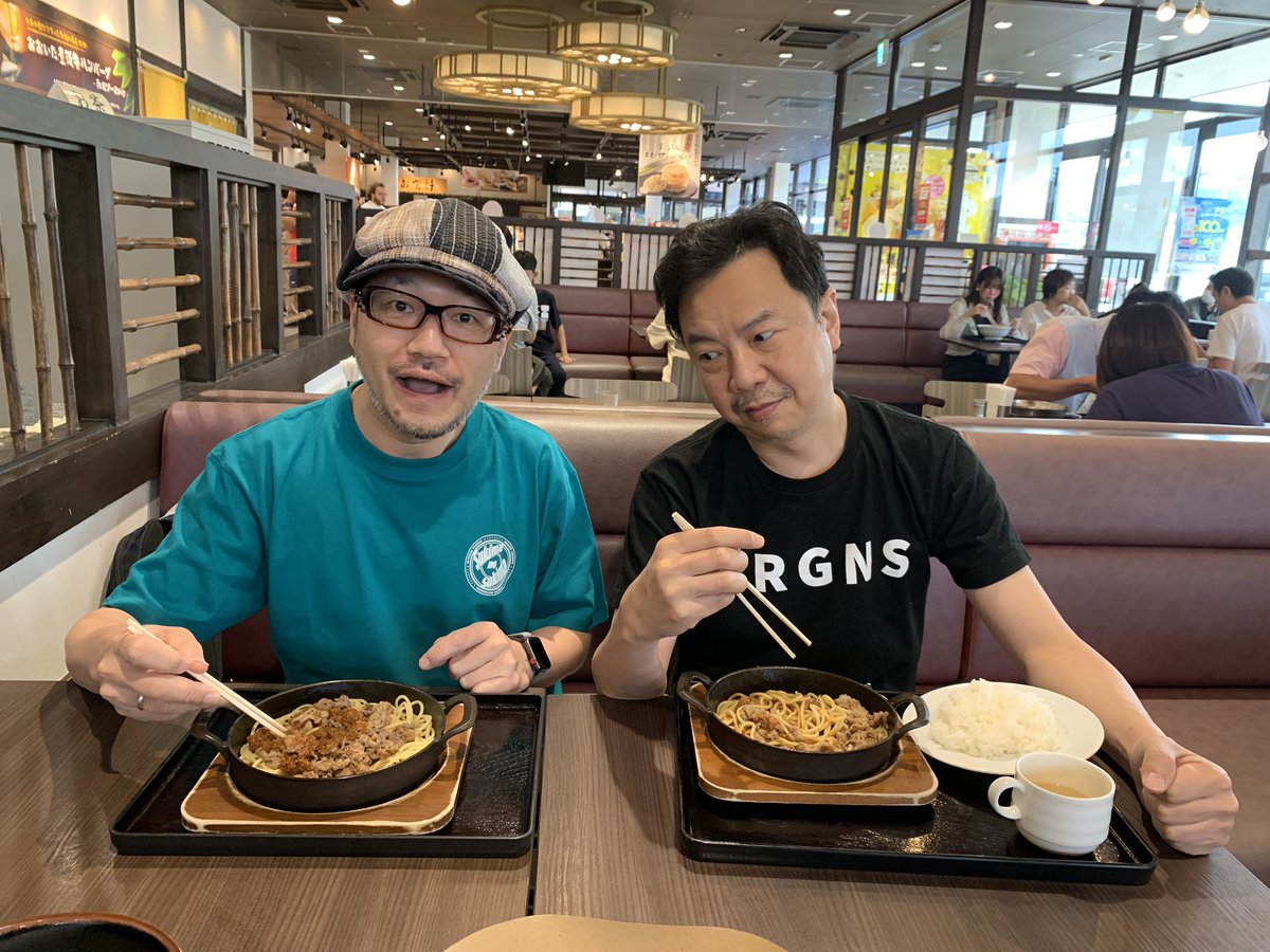 ishinariguitar's tweet photo. 大分から熊本へ〜🚌
昨日誕生日の信ちゃんと同じメニュー
お互い自分のバンドTシャツで😊
#スキマのスキマ
#PERIGUNS
#ビーフバター焼き
昨晩は #スナックJUJU 大分店開店🥃
お客さんも大盛り上がり🙌
素敵な夜でした🎶 https://t.co/SkZwSJVNF0
