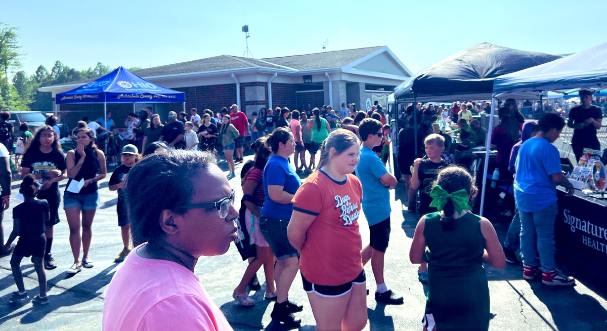 LLNewsome_2's tweet photo. Great way to start the school year! Love seeing all the families at the bash!! It was truly an amazing turn out!! #dragonfamily @AACSDistrict https://t.co/beNjbNimJO
