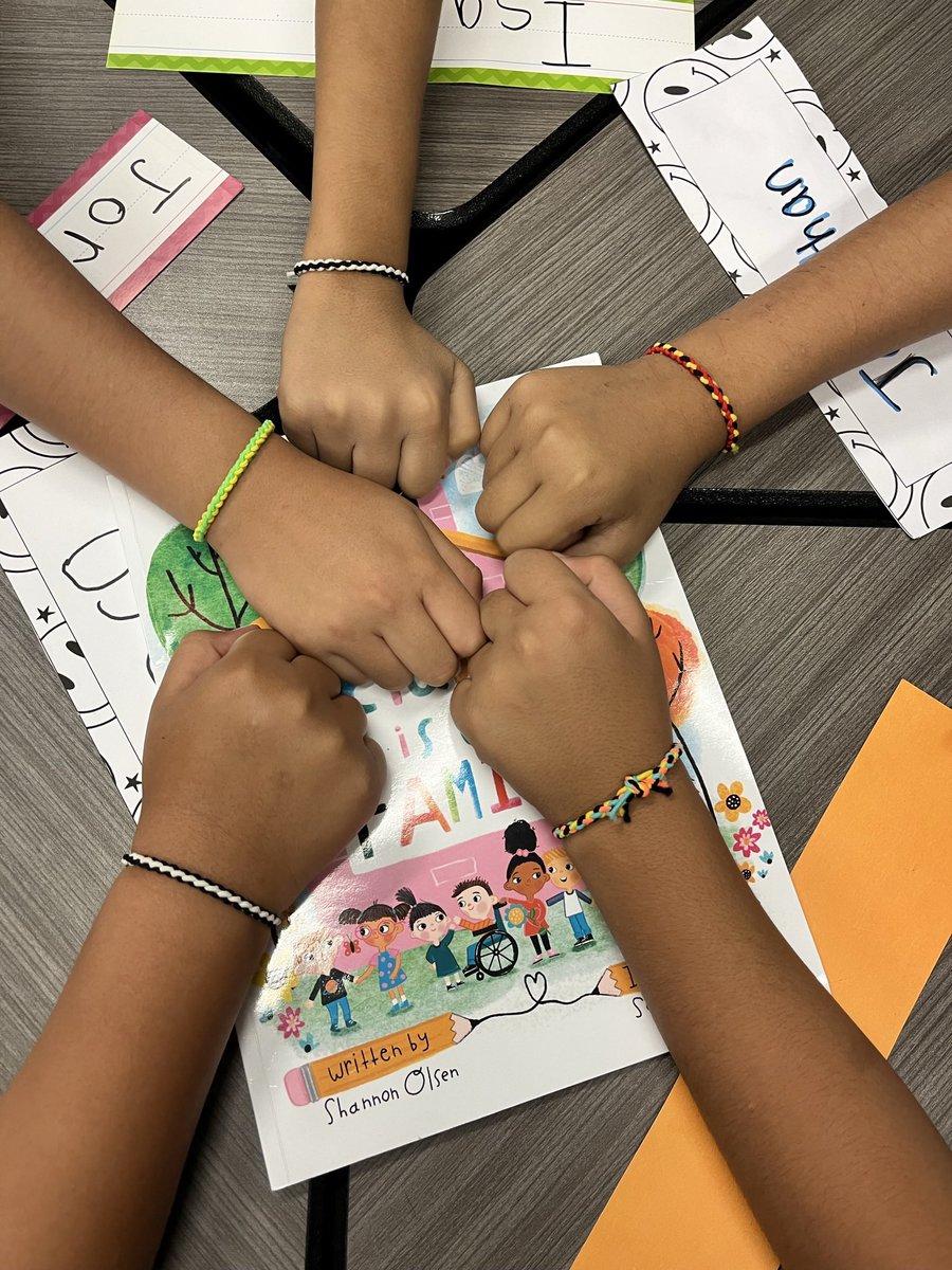 meetMsMoyer's tweet photo. Friendship bracelets to remind us that our class is a family! ♥️♥️ @GeorgeMarksVCS @volusiaschools https://t.co/rLYWovmwlp