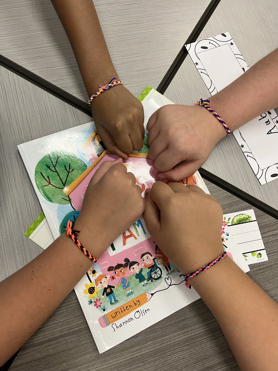 meetMsMoyer's tweet photo. Friendship bracelets to remind us that our class is a family! ♥️♥️ @GeorgeMarksVCS @volusiaschools https://t.co/rLYWovmwlp