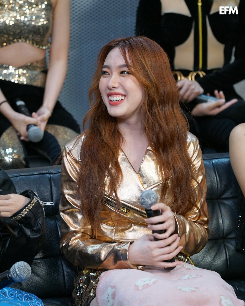 เดี๋ยว คือน้องอ๊ะไปเรียนตั้งแต่ 6:30 แล้ววิ่ง(ที่แปลว่าวิ่งจริงๆ)ไปทำงานที่ตึกเจมตอน 9:30 ไลฟ์เสร็จที่แรกวิ่งกลับไปเรียนอีก แล้ว12:20มีไปเดินสายต่ออีกงี้อ่อ รู้แหล่ะว่าน้องชอบใช้เวลาให้เกิดประโยชน์ แต่ไม่คิดว่าจะสุดขนาดนี้😳