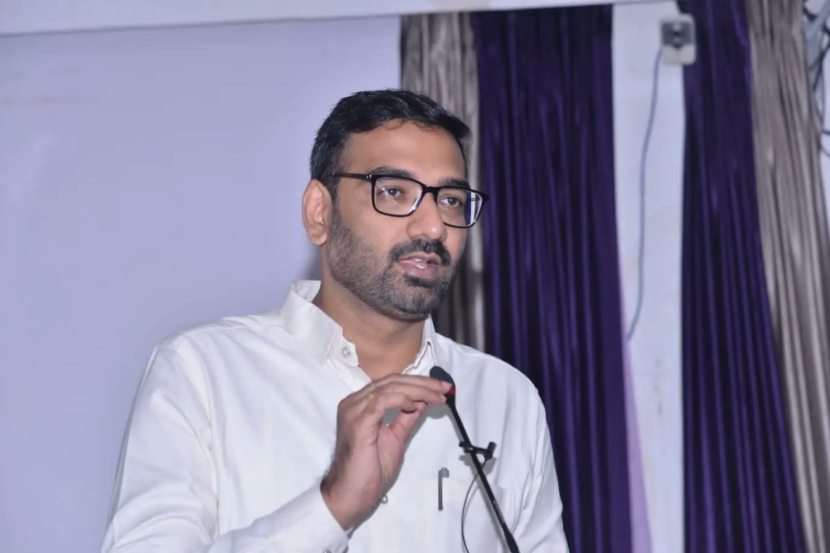 CEO_Maharashtra's tweet photo. #लोकशाहीच्या सक्षमीकरणासाठी #युवा वर्गाने #मताधिकार बजावणे महत्वाचे - #मुख्य_निवडणूक_अधिकारी #श्रीकांत_देशपांडे यांचे #नांदेड येथील #महात्मा_गांधी_अभियांत्रिकी #महाविद्यालयात आयोजित '#मतदान प्रक्रियेत #युवकांचा_सहभाग' या कार्यक्रमात प्रतिपादन.
#fyp #foryou #youth #nanded (1/2) https://t.co/AOLn38B9Gc