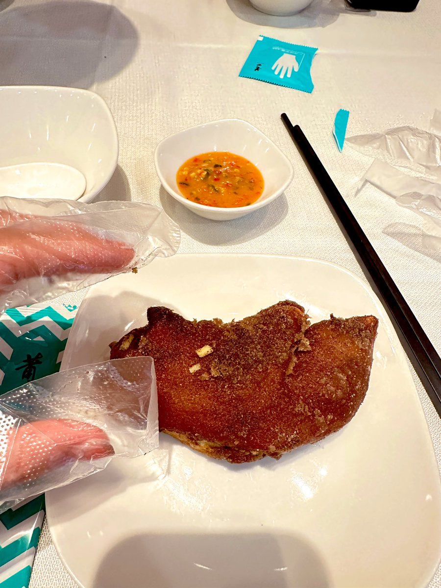QChoo0108's tweet photo. 和人夫一起午餐，第一道菜是咸猪手……暗示点什么呢？ https://t.co/VeBSHHf9Wb