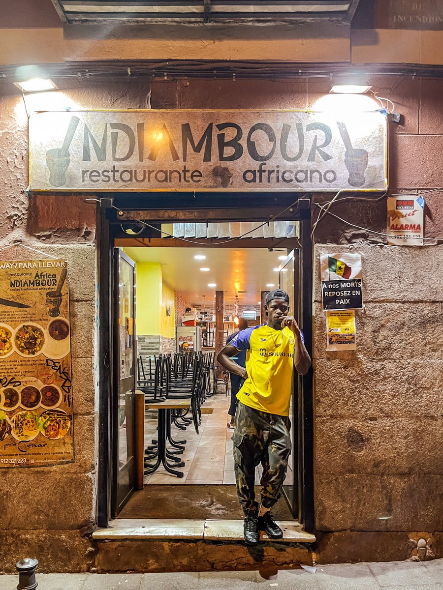 Este es el restaurante senegalés de Cheikh, en Lavapies. La otra noche varios transeúntes le estaban defendiendo de una vecina que le insulta, por lo visto le hace la vida imposible. Así que os pido un favor: pasaos a comer un día y así le mostramos apoyo.