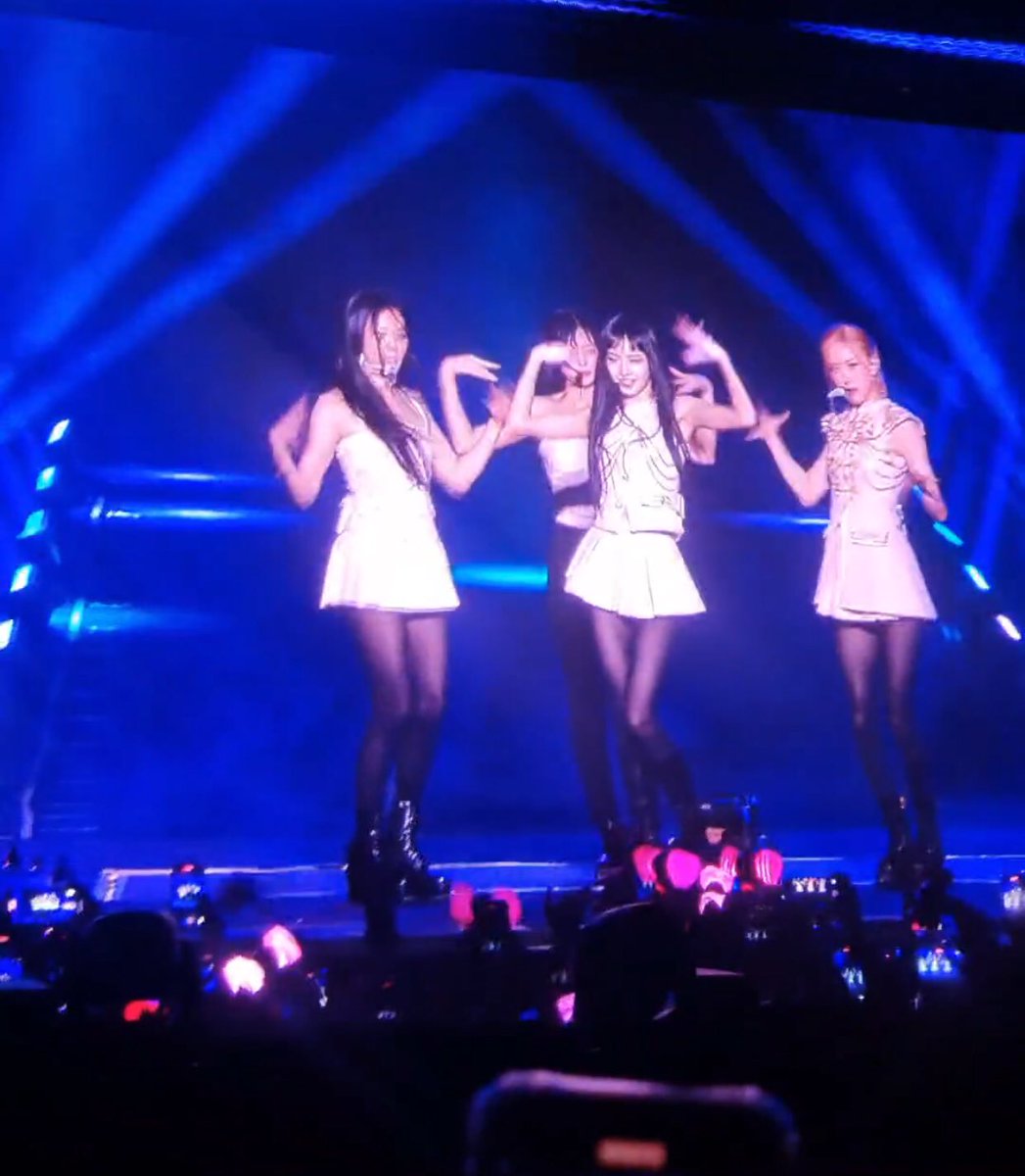 quinn_ahh's tweet photo. Khi @BLACKPINK đến những nước có quy định về văn hoá thì các em đã mặc thêm cả quần tất hay Jennie còn chùm cả khăn để chụp ảnh thì thử hỏi xem có repspect hong hả ủ ma ơi

LISA LOVE YOU
JENNIE RESPECTFUL IDOL
WE LOVE YOU JENNIE KIM
KIM JISOO WE LOVE YOU https://t.co/sstj2yBeYO