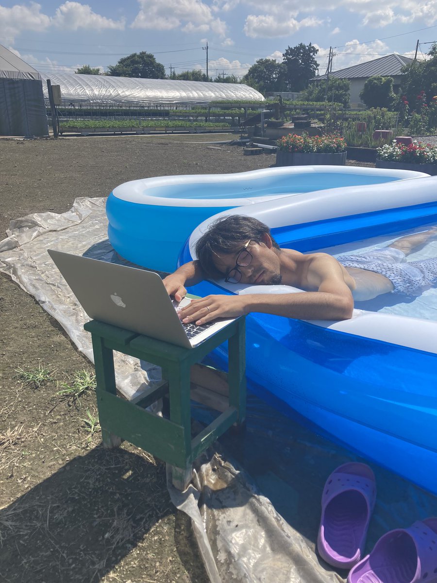 プールで涼みながらYouTube作成❗️
そして力尽きた旦那さん_(┐「ε:)_
終わらない戦いは続く…笑
#夏休み #夏の思い出 #プール #YouTube作成 #終わらない戦い #頑張れ #作業量ハンパない #力尽きた