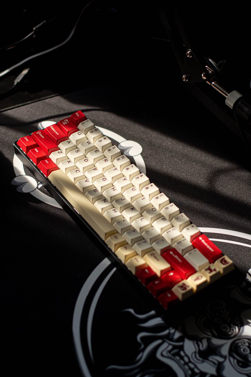neoskeju's tweet image. RI-78 🇮🇩 Keyboard Mods For Merah Putih Vibes

Keycaps: Fantech Royal Prince Keycaps 
Switch: KTT Kang White, MX Cherry Red (buat model foto doang wkwk)
Barebone: CIY Novice68
Deskmat: Oni Deskmat Galatix

#hutri78 #keyboardcustom #mechanicalkeyboard #keyboardgaming