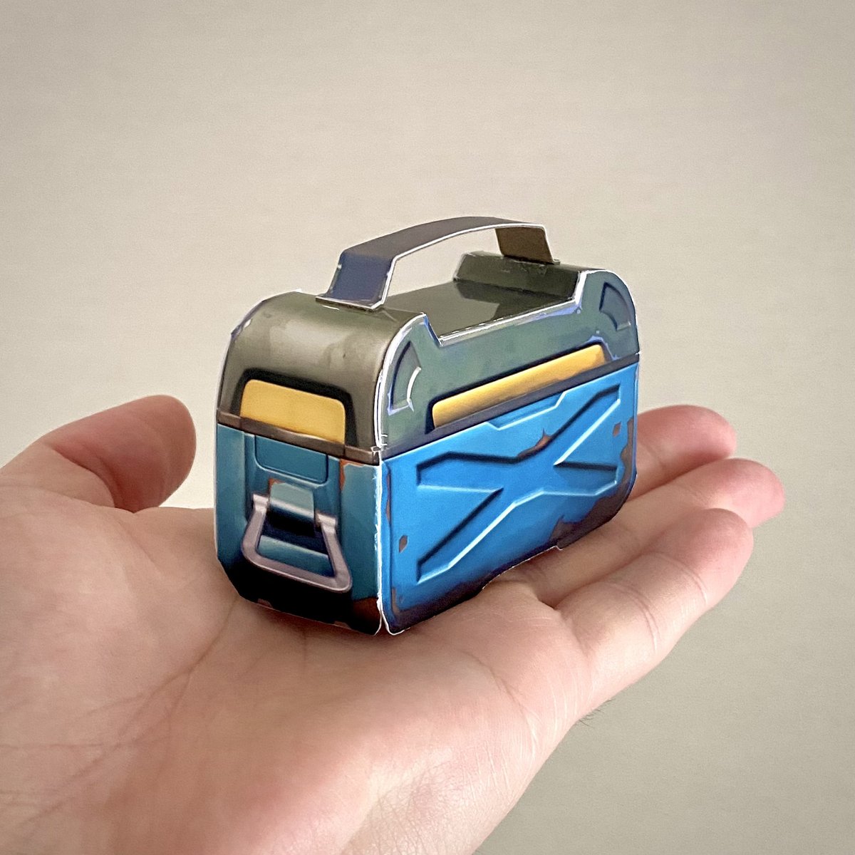 これはフォートナイトのでっかい弾薬箱 のペーパークラフト。 見つけ