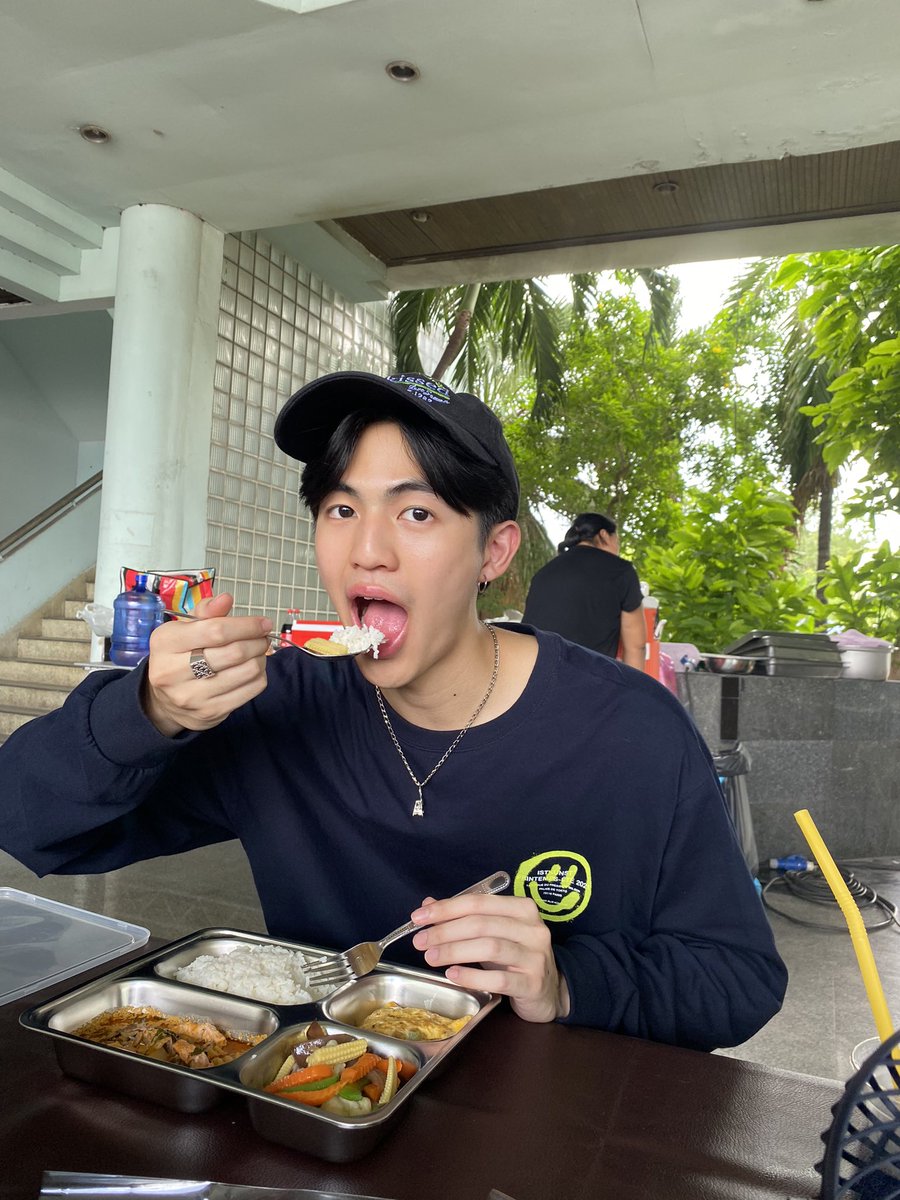 pocketmann11's tweet photo. ไม่ได้เจอนาน เลยพาไอหนุ่มมาเลี้ยงข้าว @bbenlk https://t.co/76ZTaa121E
