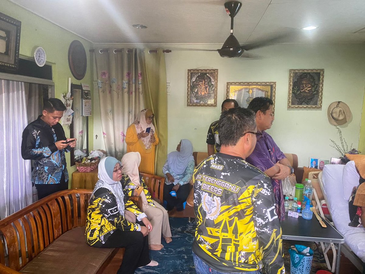 Pengarah Kerja Raya Negeri Terengganu <a href="/HasliJKR/">Hasli Ibrahim (Ir. Dr.)</a> ziarah Pesara JKR yang kurang sihat (Pok Omar) dan menyampaikan kerusi roda untuk kegunaan (ayahanda En. Juhari). Kami wakil <a href="/KskJkr_kemaman/">KSK JKR KEMAMAN</a> mengucapkan jutaan Terima kasih kepada semua peserta konvoi.