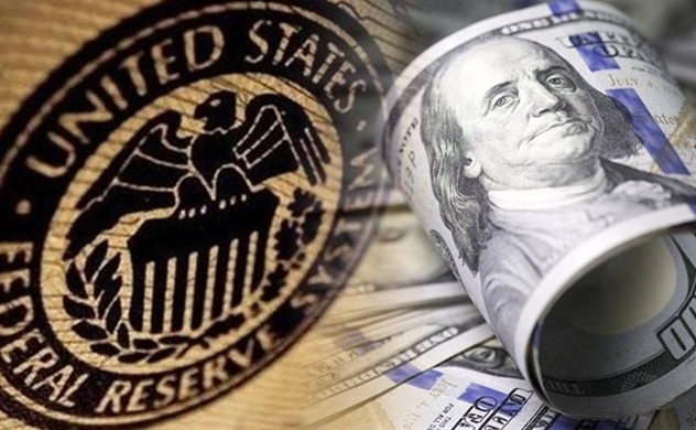 AoodSumrit's tweet photo. สรุปรายงานการประชุม FOMC 17/08/23

1. โหวตให้เพิ่ม 25bps เป็นเอกฉันท์

2. เฟดจะยังคงขึ้นอยู่กับข้อมูลในท้ายที่สุดในการประชุมในอนาคต โดยยังคงไม่มีข้อผูกมัดเกี่ยวกับการขึ้น/หยุดชั่วคราวในอนาคต

3. สมาชิกเฟดส่วนใหญ่เห็นความเสี่ยงขาขึ้นที่สำคัญต่ออัตราเงินเฟ้อที่อาจรับประกันการปรับขึ้นอัตราดอกเบี้ยต่อไป

4. สมาชิกบางคนรู้สึกว่าอาจมีความเสี่ยงด้านลบอย่างมีนัยสำคัญต่อการคาดการณ์อัตราเงินเฟ้อ และโดยพื้นฐานแล้วเฟดอาจทำเกินจริงไปแล้ว โดยเห็นความเสี่ยงด้านลบที่สำคัญต่อเศรษฐกิจและความเสี่ยงด้านบวกต่อการว่างงาน

4. เฟดไม่คาดการณ์ภาวะเศรษฐกิจถดถอยอีกต่อไป แต่การเติบโตจะช้าลงทั้งในปี 2024 และ 2025

5. พนักงานพิจารณาว่าแรงกดดันในการประเมินมูลค่าสินทรัพย์ยังคงมีอยู่ โดยเฉพาะอย่างยิ่งการวัดมูลค่าในตลาดอสังหาริมทรัพย์ทั้งที่อยู่อาศัยและพาณิชยกรรมยังคงสูงเมื่อเทียบกับปัจจัยพื้นฐาน

• ฟังดูเหมือนฟองสบู่อสังหาฯยังคงอยู่

6. สัญญาณของการเสื่อมคุณภาพสินเชื่อในธุรกิจอสังหาริมทรัพย์เพื่อการพาณิชย์ (CRE) แต่การค้างชำระยังคงอยู่ในระดับต่ำ การเปลี่ยนแปลงรูปแบบการทำงาน (ทำงานจากที่บ้าน Work from home) ที่เกิดขึ้นภายหลังการแพร่ระบาดอาจเป็นแบบถาวร หากเป็นกรณีนี้อาจนำไปสู่ปัญหาเพิ่มเติมในอนาคตสำหรับ CRE และคุณภาพสินเชื่อที่แย่ลง

7. อัตราเงินเฟ้อของบริการหลักจากที่อยู่อาศัยยังไม่แสดงความคืบหน้าอย่างมีนัยสำคัญ

8. เฟดไม่รู้ว่านโยบายการเงินที่ล้าหลังจะใช้เวลานานเท่าใดในการกลั่นกรองเศรษฐกิจอย่างเต็มที่ หรือผลกระทบเต็มที่จากการเปลี่ยนแปลงนโยบายการเงินจะมีมากน้อยเพียงใด

9. ภายในปี 2025 อัตราเงินเฟ้อของราคา PCE ทั้งหมดคาดว่าจะอยู่ที่ร้อยละ 2.2 และอัตราเงินเฟ้อพื้นฐานคาดว่าจะอยู่ที่ร้อยละ 2.3

10. การเติบโตที่ต่ำกว่าแนวโน้มและการอ่อนตัวของตลาดแรงงานเป็นสิ่งจำเป็นเพื่อให้อัตราเงินเฟ้อเข้าสู่เป้าหมายที่ 2%

11. GDP ขยายตัวเล็กน้อยใน 1H23 การใช้จ่ายของผู้บริโภคยังคงฟื้นตัว แต่คาดว่านโยบายที่เข้มงวดจะชะลอลง

12. ในที่สุดเมื่อเฟดตัดสินใจลดอัตราดอกเบี้ย นี่ไม่ได้แปลว่าเฟดจะหยุดลดขนาดงบดุล (QT)

13. เฟดกล่าวถึงการที่กองทุนซื้อคืนกลับถูกระบายออกไปบ้าง (ประมาณ 390,000 ล้านดอลลาร์) โดยกองทุนตลาดเงินที่ดึงกองทุนไปลงทุนในคลังระยะสั้นที่เยลเลนออกเพื่อเติม TGA

14. ความพร้อมใช้งานของสินเชื่อ (ให้ยืม) รัดกุมสำหรับธุรกิจ เหตุผลที่อ้างถึงมากที่สุดใน SLOOS คือความไม่แน่นอนทางเศรษฐกิจ

15. เงื่อนไขสินเชื่อในตลาดสินเชื่อผู้บริโภคโดยทั่วไปยังคงผ่อนคลาย โดยสินเชื่อที่มีให้สำหรับผู้บริโภคส่วนใหญ่

อัตราเงินเฟ้อสูงเกินไป สมาชิกส่วนใหญ่คิดว่าความเสี่ยงด้านเงินเฟ้อยังคงอยู่และอาจต้องปรับขึ้นอีก สมาชิกบางคนรู้สึกว่าพวกเขาอาจทำมามากพอแล้ว พวกเขาจะยังคงขึ้นอยู่กับข้อมูล

คาดว่าภาวะสินเชื่อจะตึงตัวขึ้นอีก พวกเขาไม่แน่ใจอย่างมากเกี่ยวกับความล่าช้าของนโยบายการเงิน

ราคาอสังหาริมทรัพย์สูงขึ้นเหนือปัจจัยพื้นฐาน CRE กำลังได้รับผลกระทบจากการทำงานจากที่บ้านและมาตรฐานสินเชื่อที่เข้มงวดขึ้น หากยังเป็นเช่นนี้ต่อไปอาจทำให้คุณภาพสินเชื่อถดถอยลงได้

ต้องการการสูญเสียงานมากขึ้น/ตลาดแรงงานเย็นลง และการเติบโตทางเศรษฐกิจช้าลงเพื่อให้บรรลุเป้าหมายเงินเฟ้อ

สรุปโดยภาพรวม ยังคงเดินหน้าต่อไปเพื่อกดดันเงินเฟ้อให้ได้ 2% แบบยั่งยืน

สามารถช่วยสนับสนุนให้เพจเรามีสปอนเซอร์
เพียงคลิ๊ก
https://t.co/WaiNl1oZdA
ใส่โค๊ด GMP32987
ฟรีสวอปทุกบัญชี
เทรดข้ามคืนข้ามปีได้เเบบไร้กังวล
คำเตือน : การลงทุนมีความเสี่ยง โปรดศึกษาให้ดีก่อนการลงทุน และเนื้อหาเหล่านี้ไม่มีการชักนำ ชักจูงการลงทุนใดใดทั้งสิ้น โปรดใช้วิจารณญาณในการรับข้อมูลข่าวสาร
?ติดต่อสอบถามเพิ่มเติม Inbox เพจ Trader House ลิงก์ด้านล่างได้เลยค่ะ https://t.co/akX9YcbbrY
เทรดอย่างมืออาชีพ กับ GMI โบรกเกอร์ระดับโลก
ที่ได้รับความไว้วางใจจากลูกค้ากว่ากว่า 1 ล้านบัญชี จากกว่า 30 ประเทศทั่วโลก
ได้รับใบอนุญาต (License) อย่างถูกต้องจาก VFSC และ FCA
GMI มีบริการสินทรัพย์ที่หลากหลาย
GMI จึงเป็นที่ไว้วางใจของนักลงทุนทั่วโลก
สะดวกด้วย ระบบธุรกรรมที่รวดเร็ว ไร้ค่าธรรมเนียม
ฝากเงินเข้าทันที ทั้ง Internet Banking และ QR Code
ถอนภายใน 15 นาที - 2 ชั่วโมง ไม่เกิน 24 ชั่วโมง สำหรับเงินต่ำกว่า 1,000 USD
?เงื่อนไขห้องGMI คือ
1.บชครั้งแรก 1,000เหรียญ
?โปรตอนนี้ 300เหรียญ
ถึง31 ก.ค.66
2.ประเภทบัญชี
2.1  สแตนดาทธรรมดา ไม่มีโบนัส✅ หรือ
2.2 บัญชีเซ็น ไม่มีโบนัส✅
3.เทรด
=>2ล็อต/เดือน สำหรับบัญชีสแตนดาท
=>200ล็อต/เดือน สำหรับบัญชีเซ็น
?กฏการเข้าห้อง
1.ใช้โปรไฟท์รูปจริงเท่านั้น
2.ใช้เลขพอร์ต ตามด้วยชื่อเล่น หรือชื่อจริง
3.ไม่ก่อกวน หรือสร้างความวุ่นวายในห้อง
ถ้าทำผิดกฏ ขออนุญาติลบออกจากกลุ่ม
*การลงทุนมีความเสี่ยง ผู้ลงทุนโปรดทำความเข้าใจลักษณะสินค้า และความเสี่ยงก่อนตัดสินใจลงทุน
#FED #USD #Gold #XAUUSD #SPX #DJI #FED #FOMC