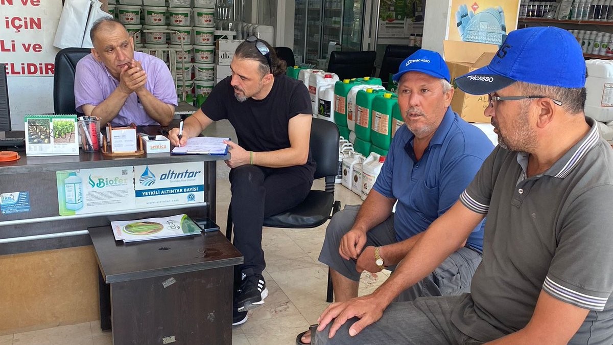 antalyailtarim's tweet photo. Teknik personelimiz #Kumluca'da biyolojik mücadelenin artırılmasına yönelik bilgilendirme faaliyeti gerçekleştirdi. #Kaş'ta Akdeniz meyve sineği ve #elmaiçkurdu için asılan tuzaklarda sayım yaptı. 
#GelecekTarımda
#TarımAntalyada

@gokhankaraca_
@ibrahimyumakli
@AntalyaValilik https://t.co/2wLQBV9aF2