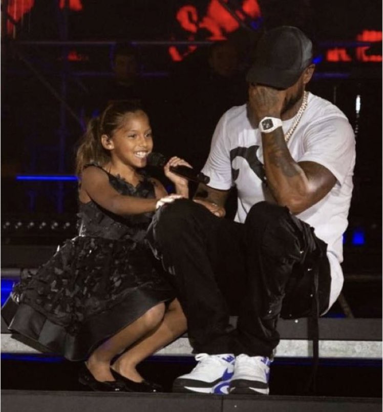 lpnjf_sidy's tweet image. Perso c’est L’une des meilleures images de BOOBA au StadeFrance l’émotion du DUC était au RDV en plus accompagné de ses deux enfants notamment sa fille avec laquelle il a partagé l’un de ses meilleurs hits « PETITE FILLE » extrait de son 9eme album #TRONE 

#YOU_ARE_A_LEGEND 🏴‍☠️