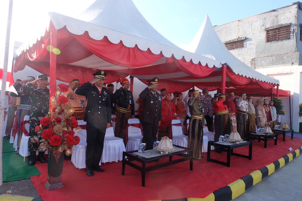 BSN_MAKASSAR's tweet photo. Hadiri Pengibaran Bendera Merah Putih dalam rangka HUT ke 78 tahun Republik Indonesia di Lapangan Upacara Kesyahbandaran Makassar https://t.co/LqMWilpBC4