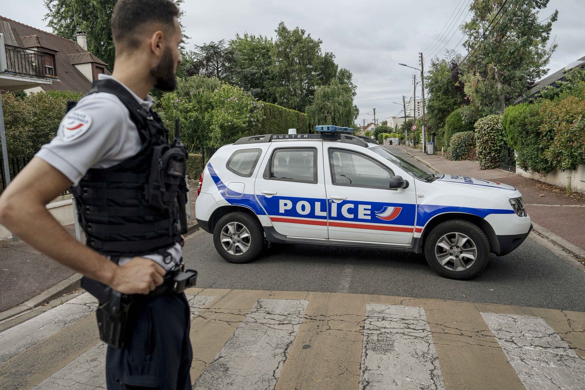 herqles_es's tweet photo. 🇫🇷 | Oumar N., un joven de 18 años ya conocido por la policía, fue detenido el pasado jueves tras la brutal violación de una mujer de 29 años el viernes 4 de agosto en Cherbourg-en-Cotentin.

La víctima habría sido violada varias veces, en particular con un palo de escoba.

Los médicos diagnosticaron a la víctima perforación de colon, intestino delgado, peritoneo y diafragma, neumotórax, fracturas costales y alto riesgo de shock séptico. Llevada al hospital, la joven quedó sumida en un coma artificial.

Actualmente se encuentra entre la vida y la muerte, estando comprometido su pronóstico vital.

https://t.co/FtOlK32Uf3