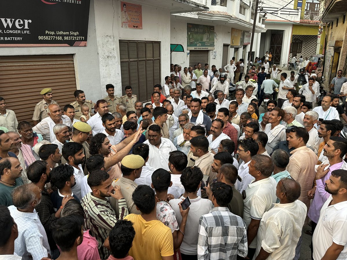 swamidipankar's tweet photo. समाज के बीच खड़ा होकर, समाज को एक “हिन्दू” होता देखता हूँ, तो जी उठता हूँ…!! 

यही मेरी #भिक्षा_यात्रा है.. साथ दो हिन्दू समाज 🙏 https://t.co/Cut7T2NJhq