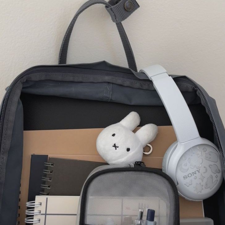 . . . restarting 🫧🐇

new to #studytwt #studytwtph looking for new mutuals 🫧

info : 
★ IRIS she her, 15
★ filo / eng
★ incoming gr 10 student 
★ likes reading, cats, music, kpop, enha  &amp; more!

♡ or ↻ to be moots !