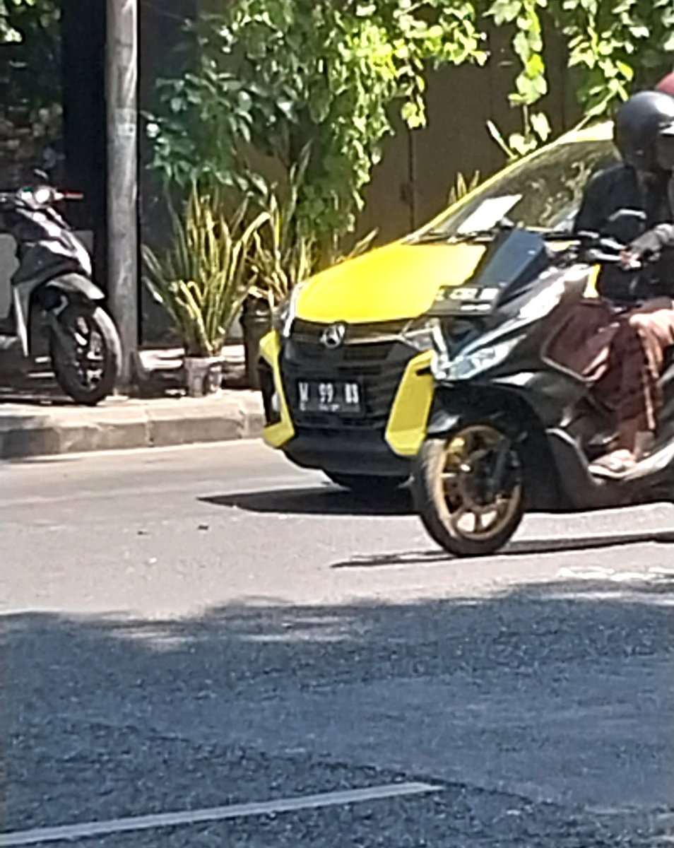 melicha_adek's tweet photo. Upacara di Grahadi udah selesai, ini mobil masih nangkring di tengah jalan
(Belokan dari basrah ke gub suryo)
Cus yg pnya segera pindahin 😁
@e100ss @BanggaSurabaya https://t.co/4PPftUEaie