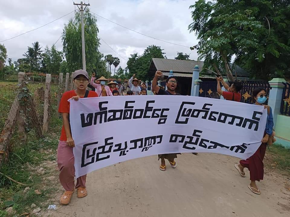 TayzarSan's tweet photo. “ဖက်ဆစ်ဝင်ငွေ ဖြတ်တောက်

ပြည်သူ့ဘဏ္ဍာ တည်ဆောက်”

ဖက်ဆစ်တပ်ရဲ့ ဝင်ငွေစီးပွားမှန်သမျှ ပြည်သူ့အားနဲ့ “ဖြတ်တောက်” ရိုက်ချိုးကြ။

ပြည်သူ့ဘဏ္ဍာစနစ်ကို ခိုင်မာအားကောင်းအောင် “တည်ဆောက်” ပုံဖော်ကြ။

#financial_warfare

#ဖက်ဆစ်ဝင်ငွေဖြတ်တောက်_ပြည်သူ့ဘဏ္ဍာတည်ဆောက်

#WhatsHappeningInMyanmar https://t.co/ml9TUlvto2