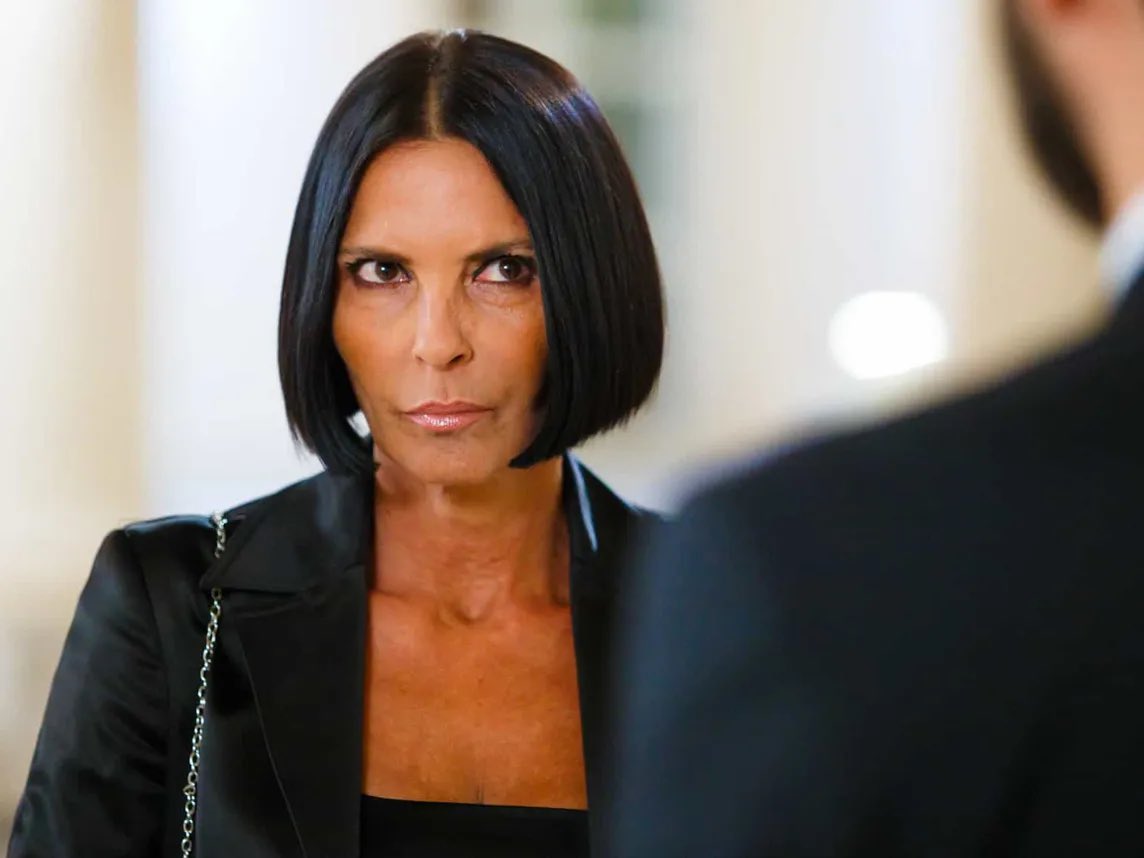 caffeucciosoc's tweet photo. Kim Kardashian è diventata Marina Giordano di Un posto al sole. https://t.co/skrKTb7VHp