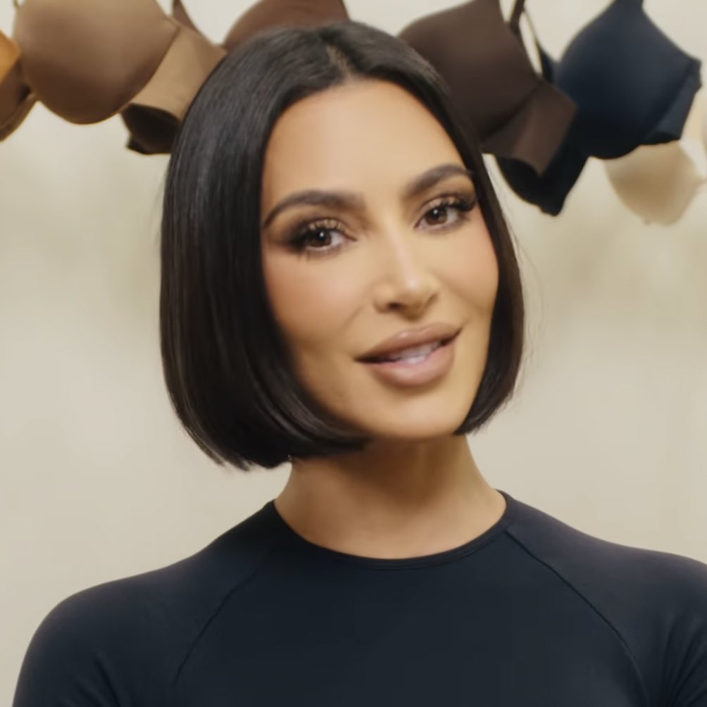 caffeucciosoc's tweet photo. Kim Kardashian è diventata Marina Giordano di Un posto al sole. https://t.co/skrKTb7VHp