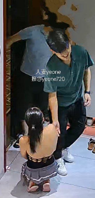 老婆:老公什么时候回来？我等你
老公:还有10分钟就到了
结果开门就看见穿情趣内衣跪在门口的老婆，尴尬的是我朋友也和我一起，朋友被这突然的香艳场景惊呆了，老婆也不知道楞住了，跪在那里不知道该怎么办？欲知后事如何，关注我，后续再更新 https://t.co/pffMN2I1CV