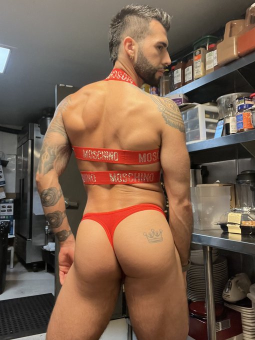 Shakin&rsquo; ass at the deli 🥪 https://t.co/bi2X6Ij6Q9<a href="/tag/pinkfriday2"class="tags"><span>#pinkfriday2</span></a><a href="/tag/gagcity"class="tags"><span>#gagcity</span></a>