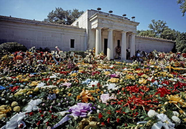 ON THIS DAY August 17, 1977 - The most flowers sold in one day in U.S. history was the day after #Elvis dead... #ElvisPresley #ElvisHistory #Elvis1977 #Elvistheking #Elvis2023