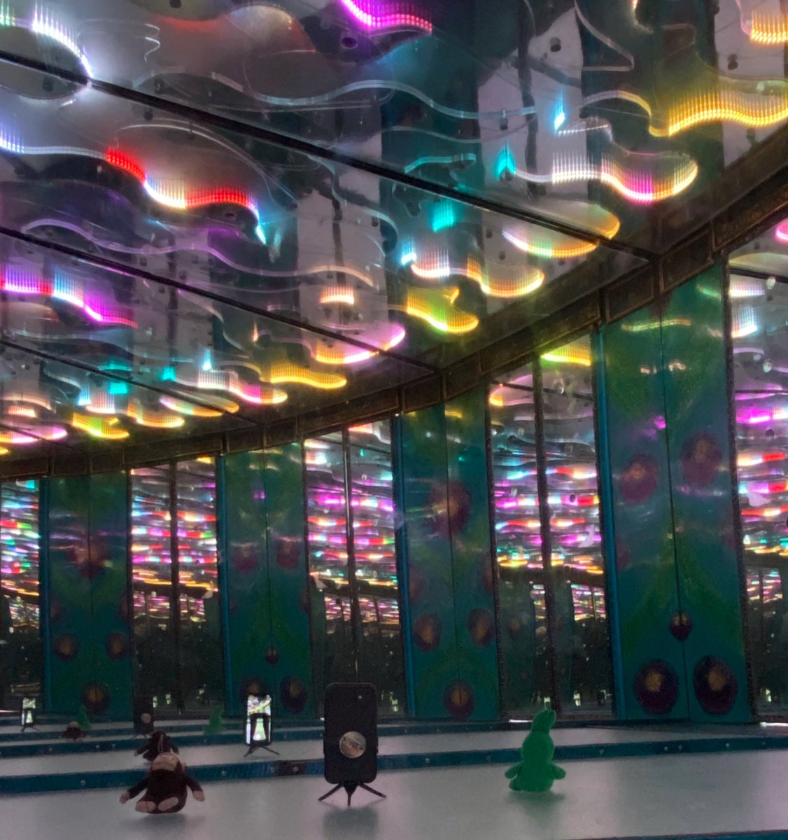 greenietravels's tweet image. So much to see! #visualoverload
.
.
.
#area15 #publicart #artforeveryone #infinityroom #mechan9 #sculpture #alwaysbetongreenie